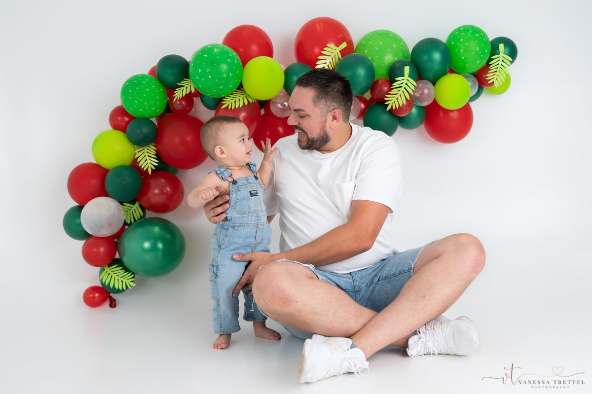 Farm Smash Cake studio photo
Boy 1st year photography
Studio Photoshoot
Ballon green red garland
Vanessa Trettel Photography
Family photographer in CT