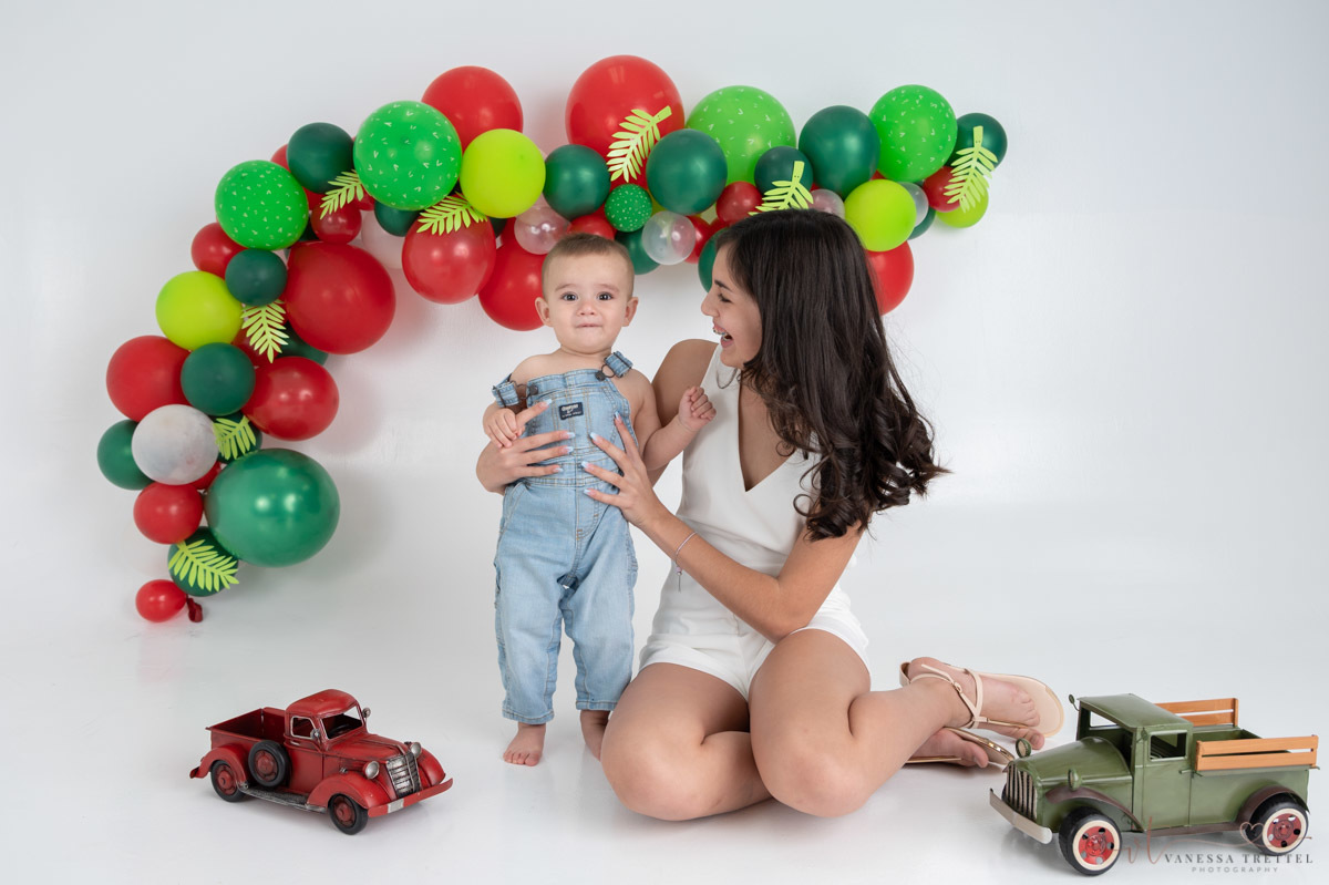Farm Smash Cake studio photo
Boy 1st year photography
Studio Photoshoot
Ballon green red garland
Vanessa Trettel Photography
Family photographer in CT