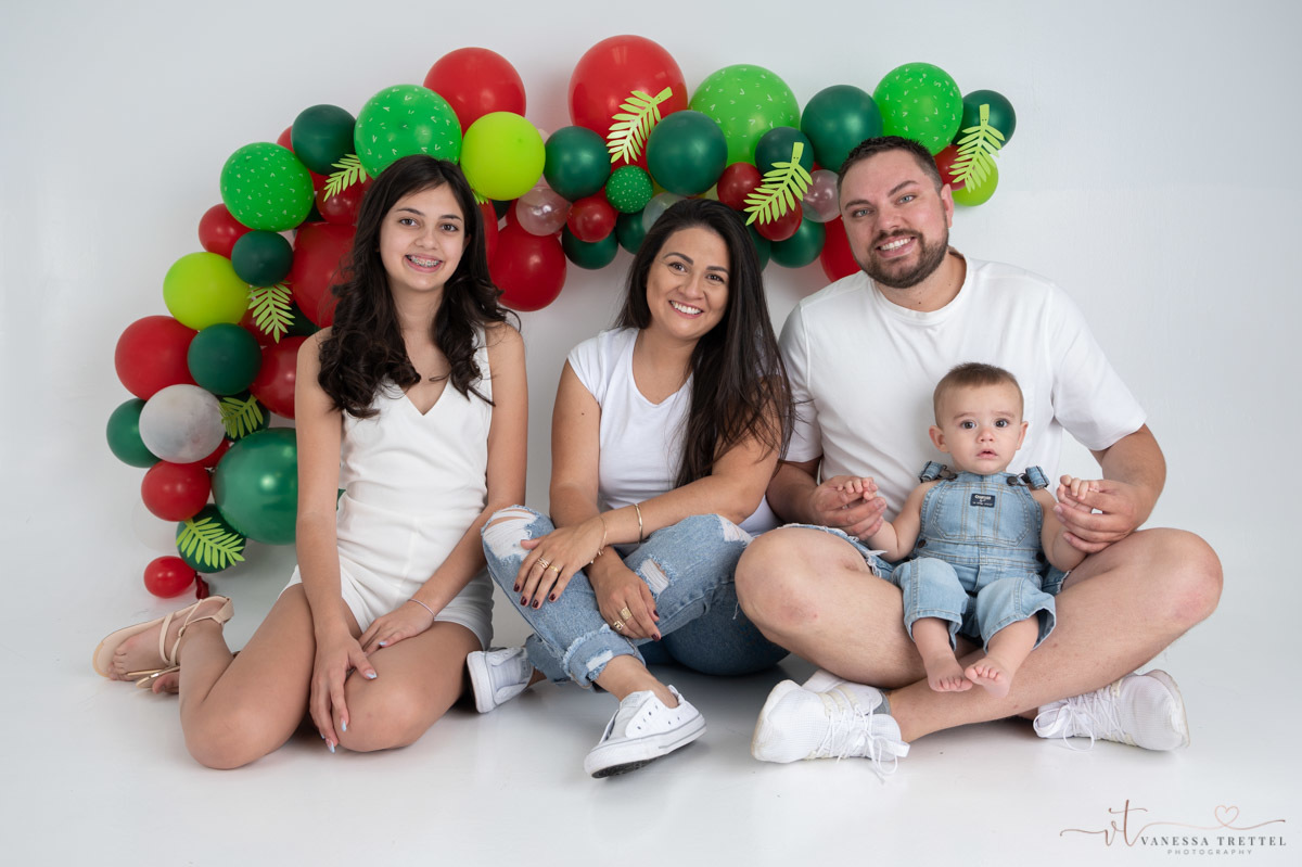 Farm Smash Cake studio photo
Boy 1st year photography
Studio Photoshoot
Ballon green red garland
Vanessa Trettel Photography
Family photographer in CT