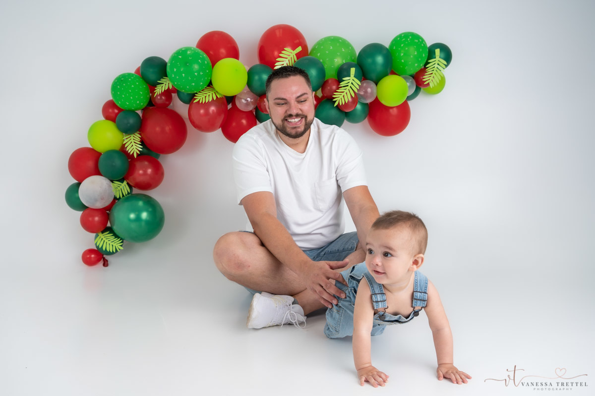 Farm Smash Cake studio photo
Boy 1st year photography
Studio Photoshoot
Ballon green red garland
Vanessa Trettel Photography
Family photographer in CT