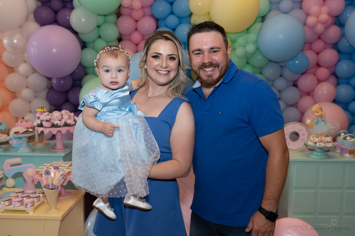 1st year birthday party
1st year photos
candy photography
Vanessa Trettel Photography
family photographer