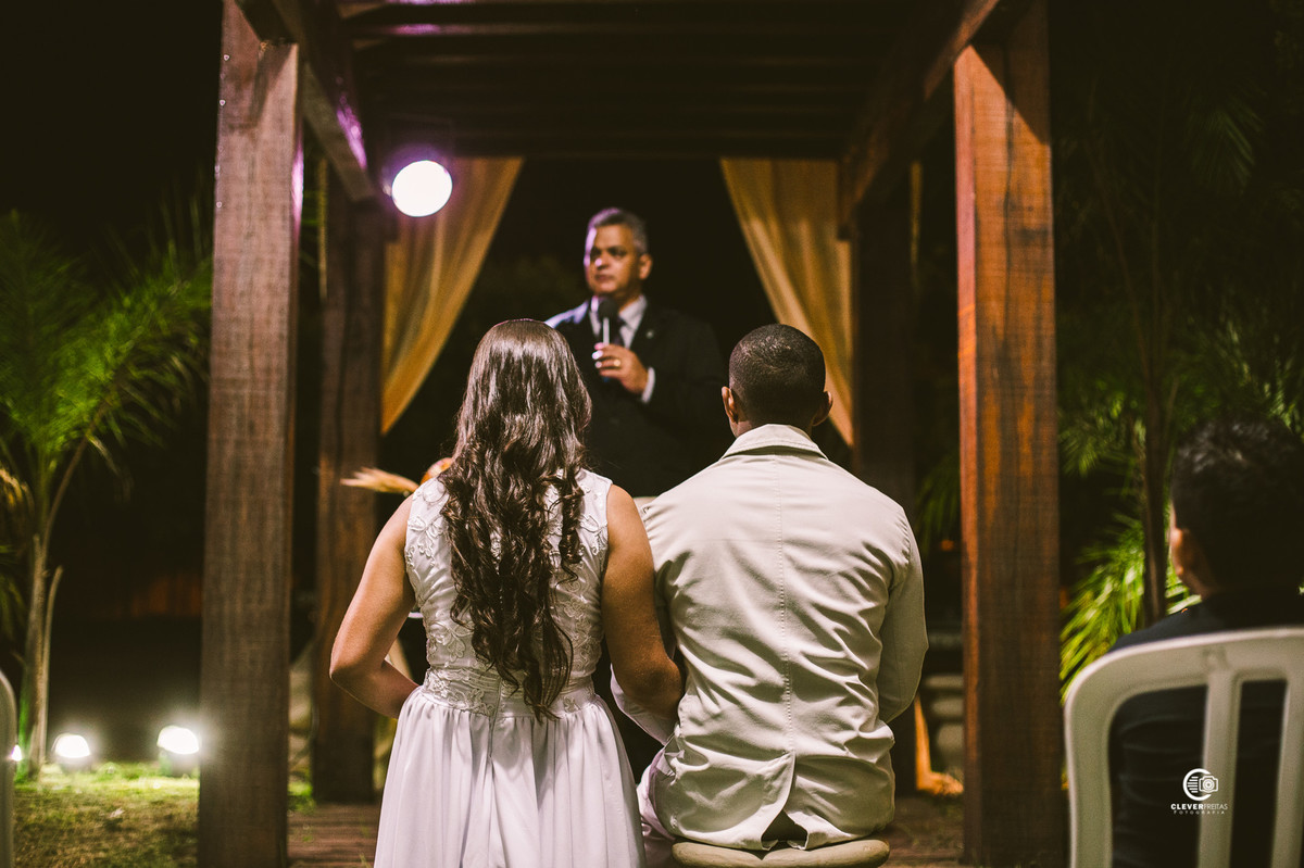 Na cidade de Rondonópolis pastor celebra casamento lindo