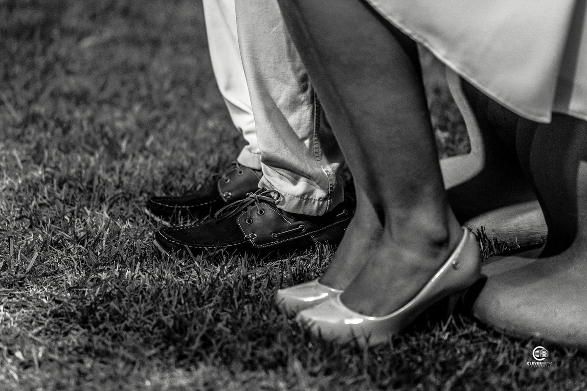 Linda fotografia dos pez dos noivos