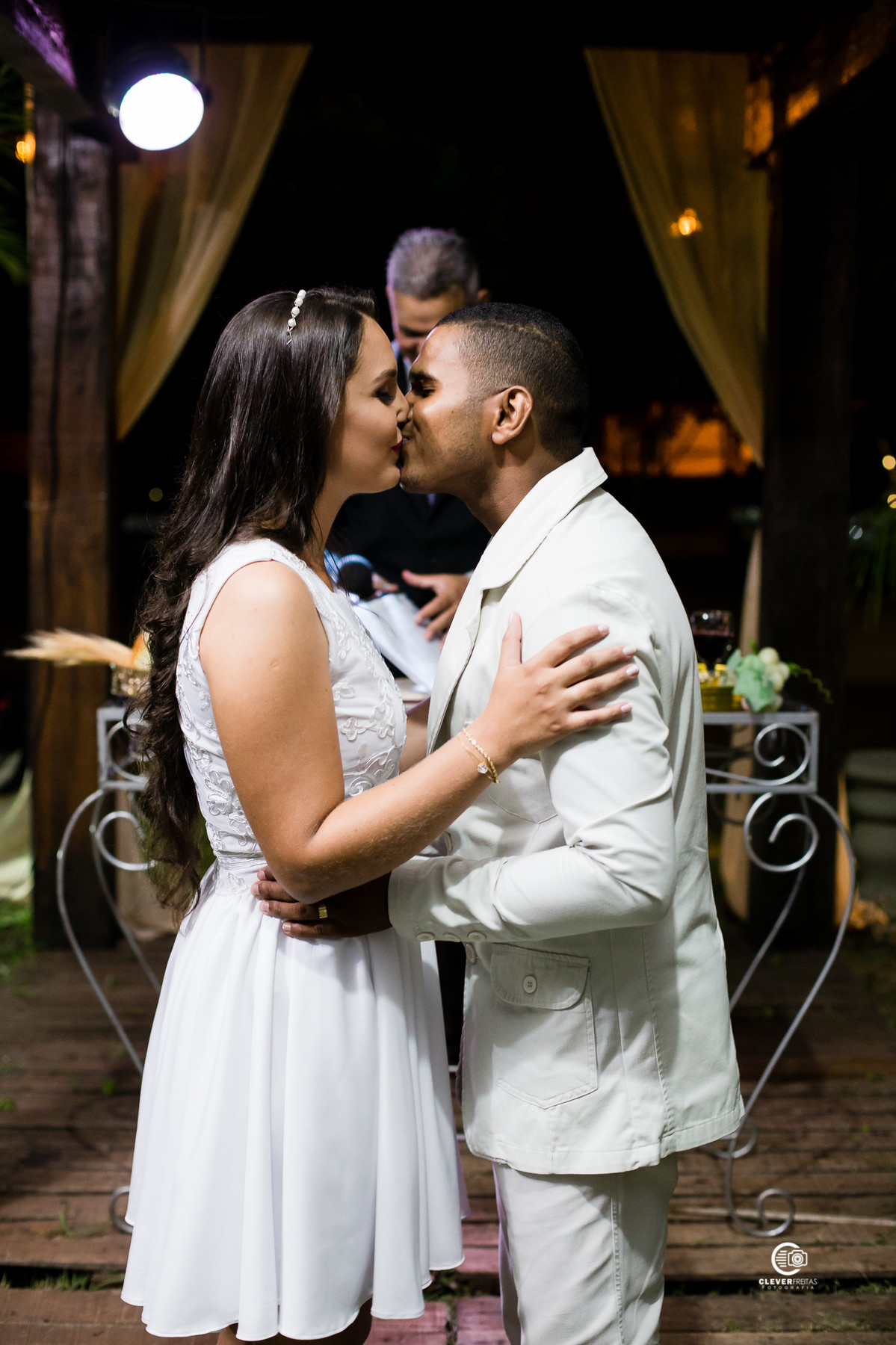 Agora o noivo pode beijar a noiva