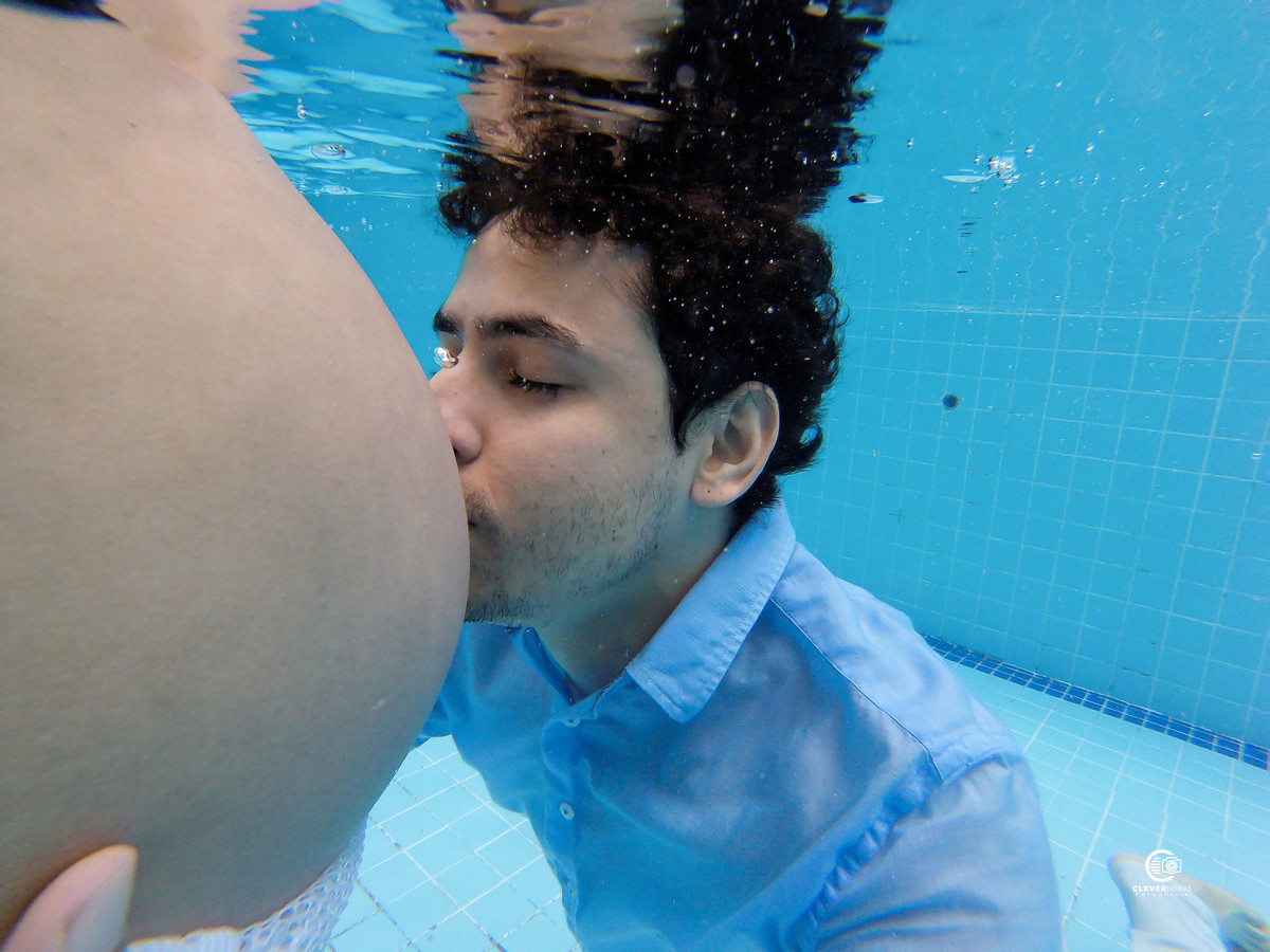 Book de gestante dentro da piscina muito lindo em Rondonópolis MT