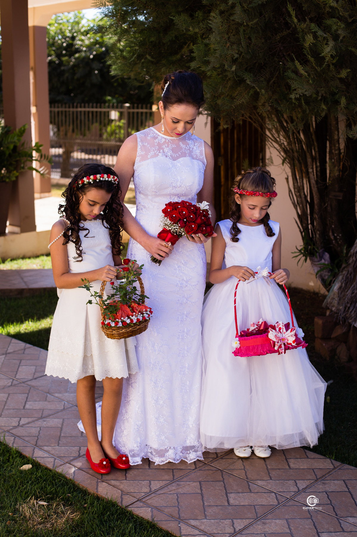 trio de vestidos brancos Dama de honra e florista