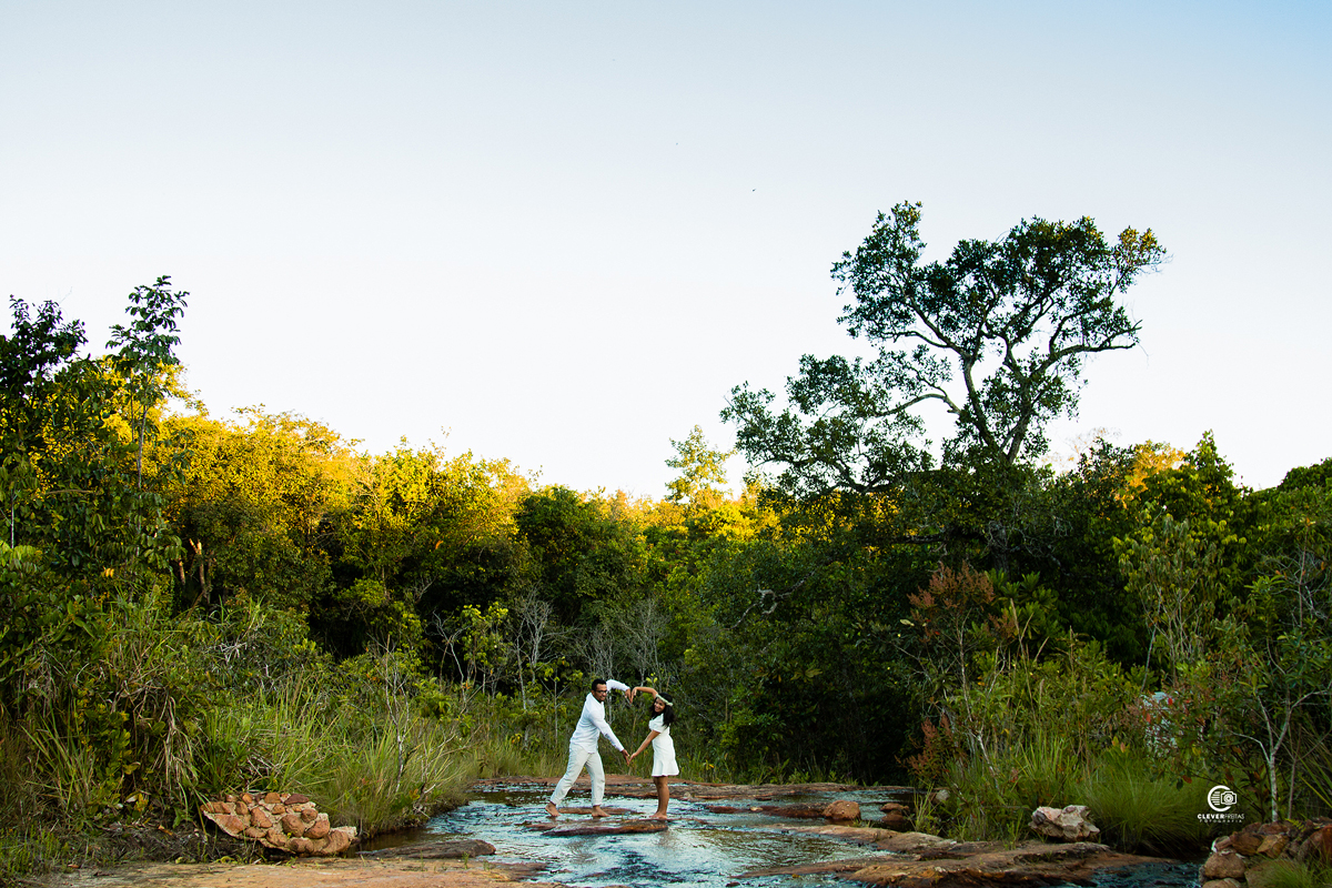 Pre wedding ao ar livre de Cleciane e Saulo no Vale Encanta em Rondonópolis MT