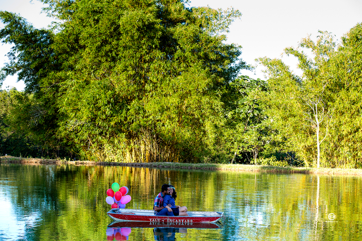 Fotografia de Pre Casamento em um lago com o casal dentro do barco