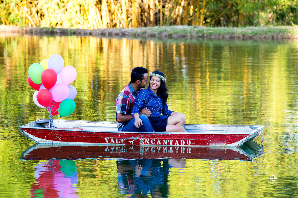 Fotografia de Pre Casamento em um lago com o casal dentro do barco