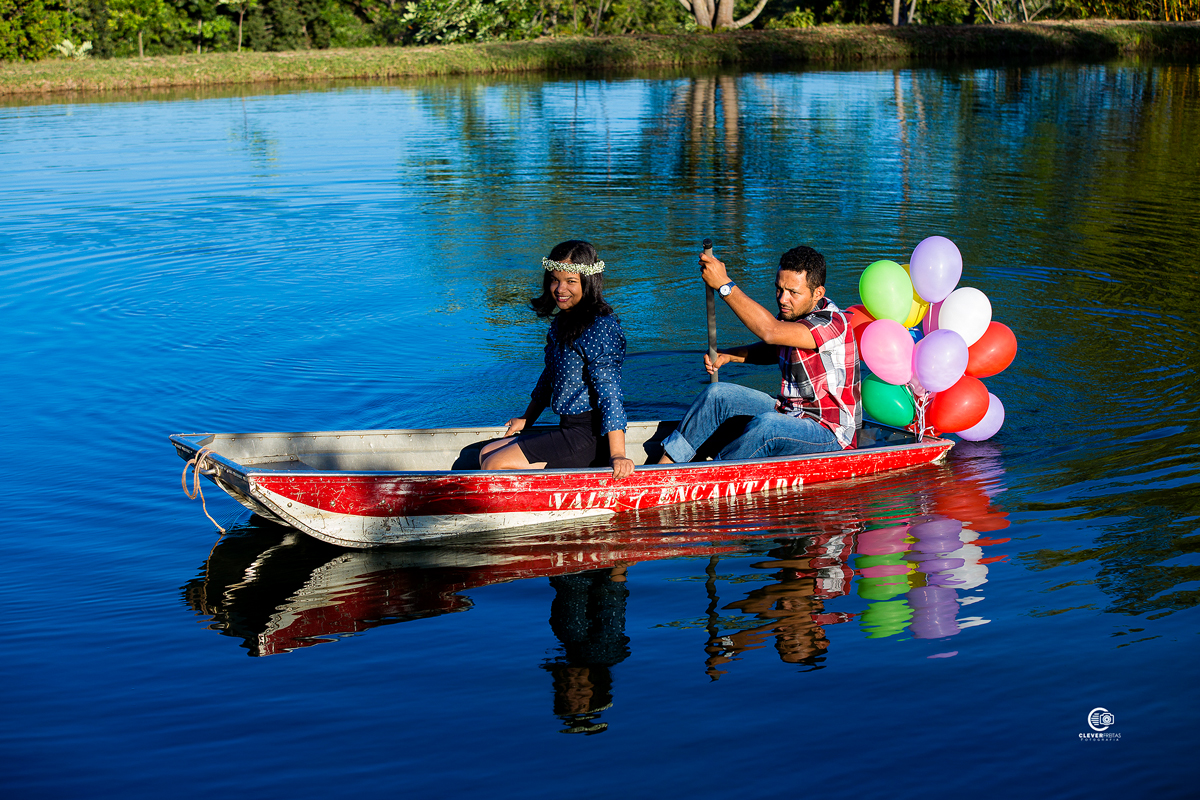 Fotografia de Pre Casamento em um lago com o casal dentro do barco
