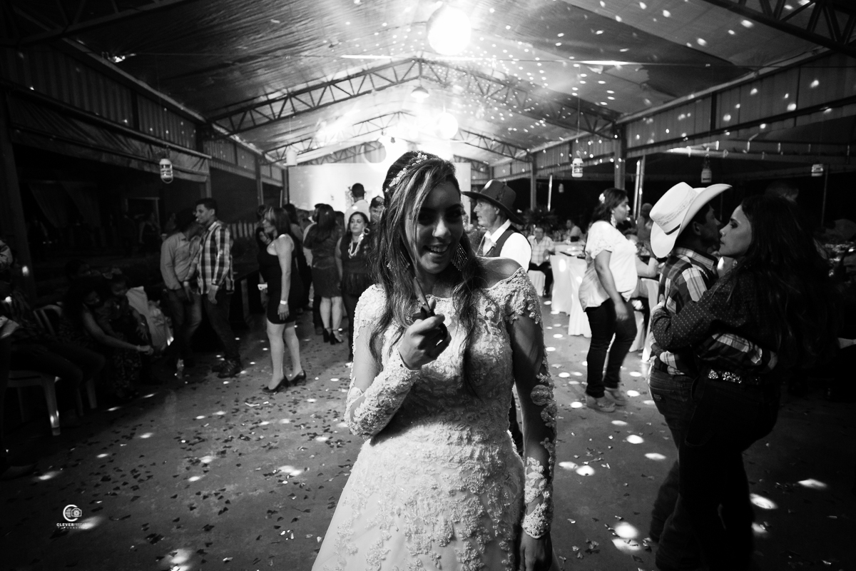 Na cidade de Rondonopolis mt a fotografia de casamento country e lindo.