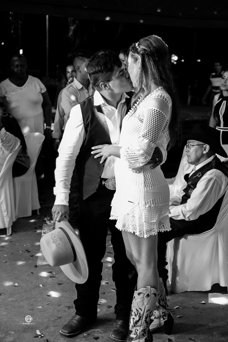 Na cidade de Rondonopolis mt a fotografia de casamento country e lindo.