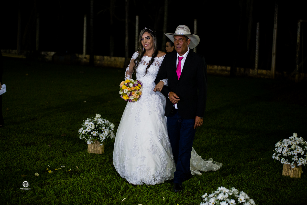 Na cidade de Rondonopolis mt a fotografia de casamento country e lindo.