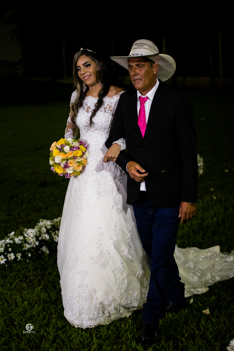 Na cidade de Rondonopolis mt a fotografia de casamento country e lindo.