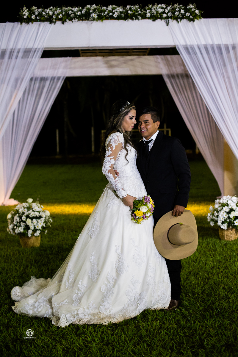 Na cidade de Rondonopolis mt a fotografia de casamento country e lindo.