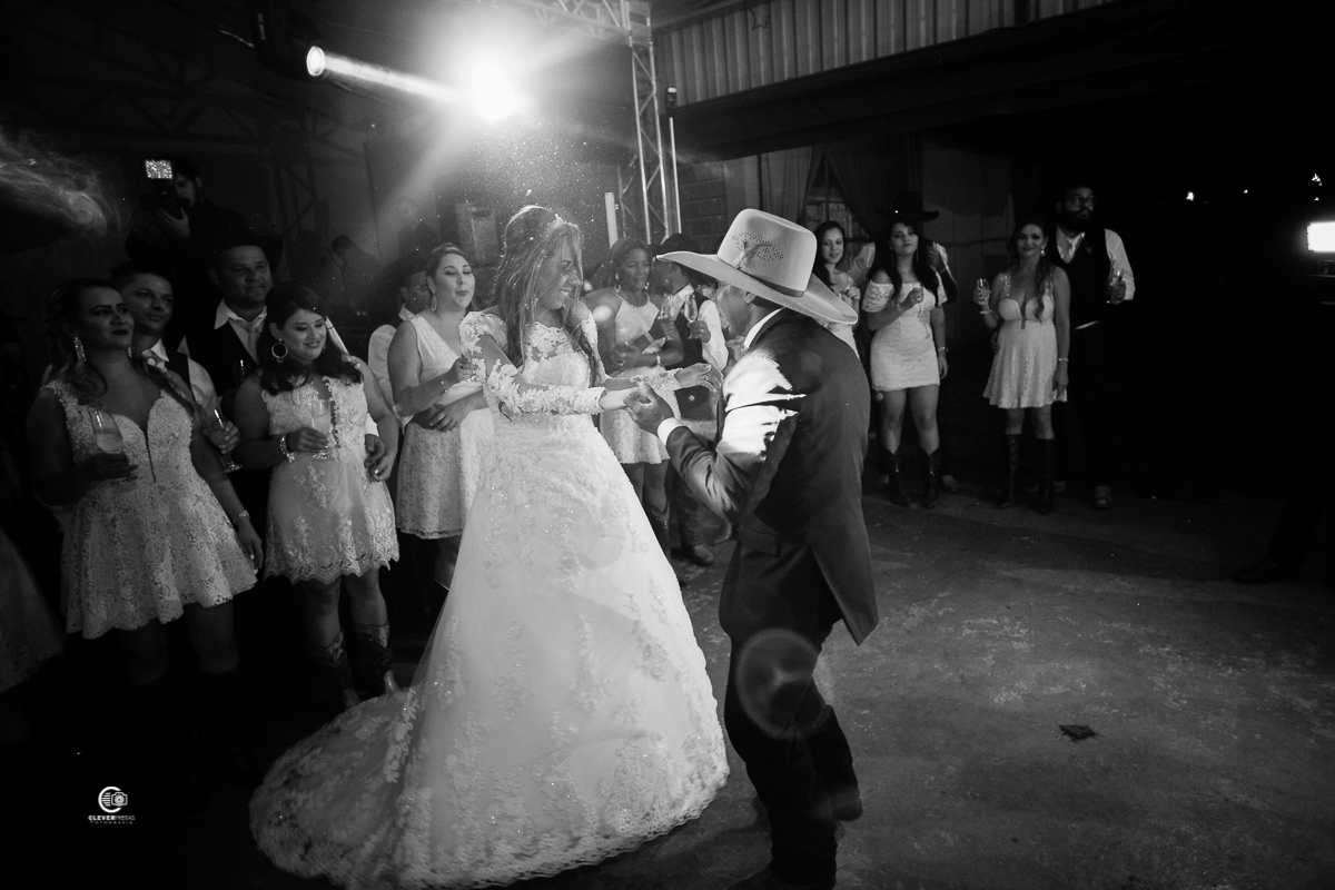 Na cidade de Rondonopolis mt a fotografia de casamento country e lindo.