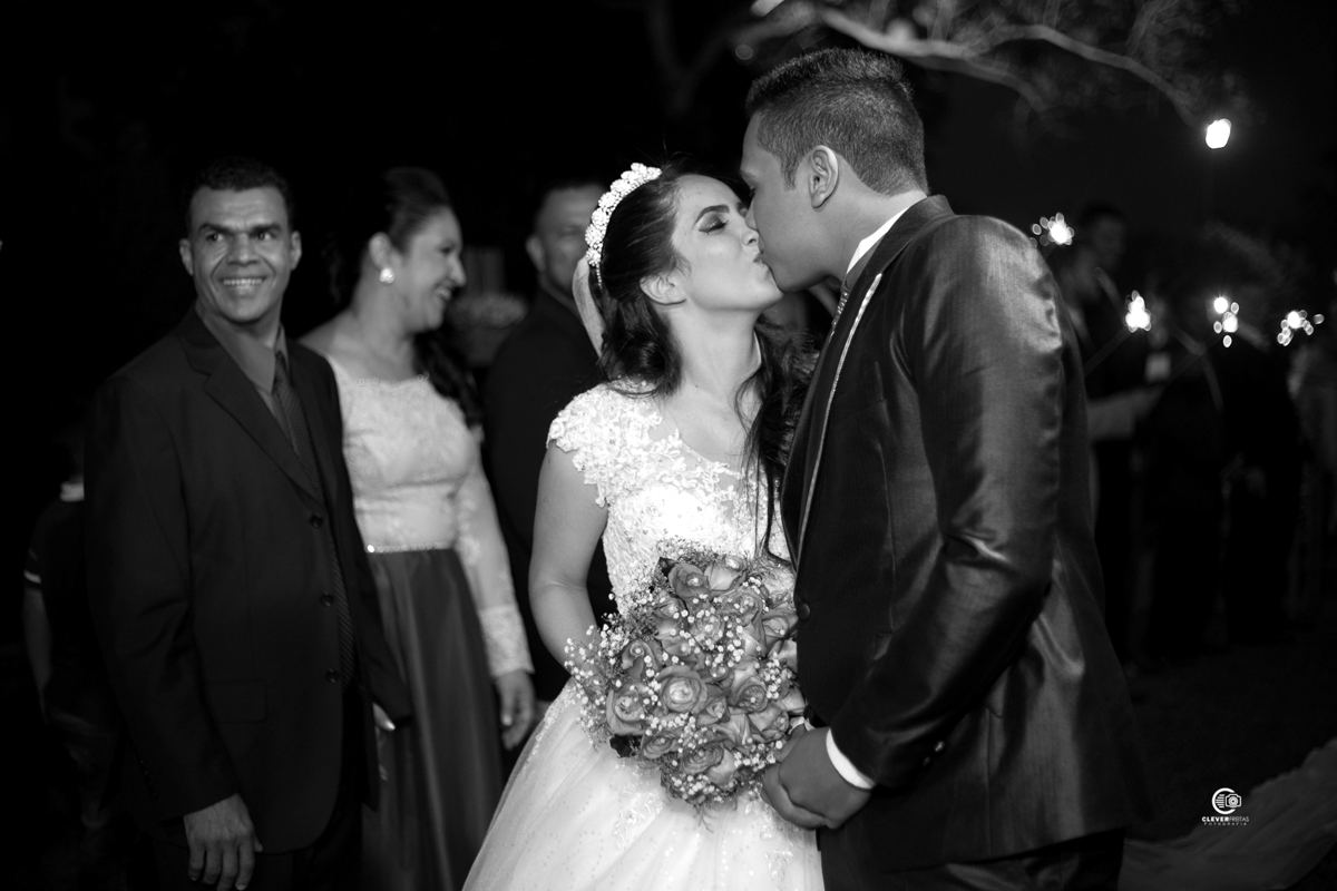 beijo dos noivos na saída