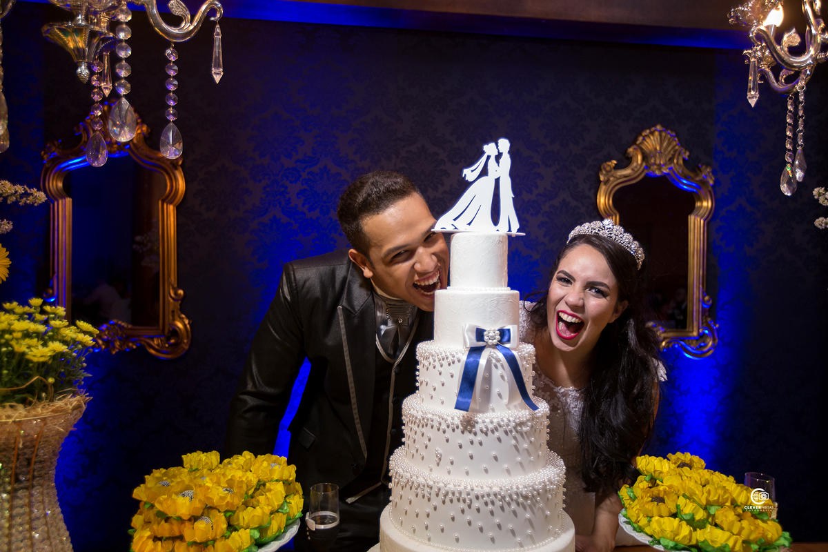 bolo de casamento - mordendo o bolo