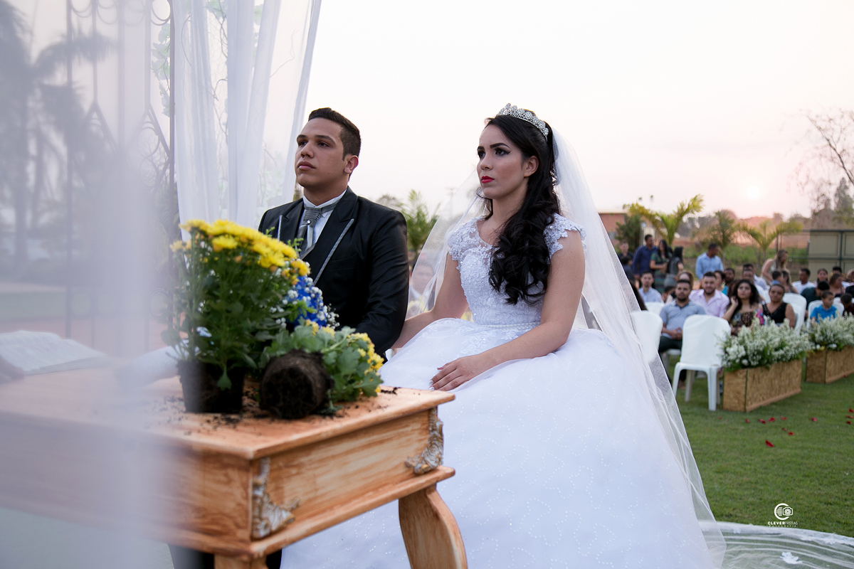 noivos no altar com o por do sol