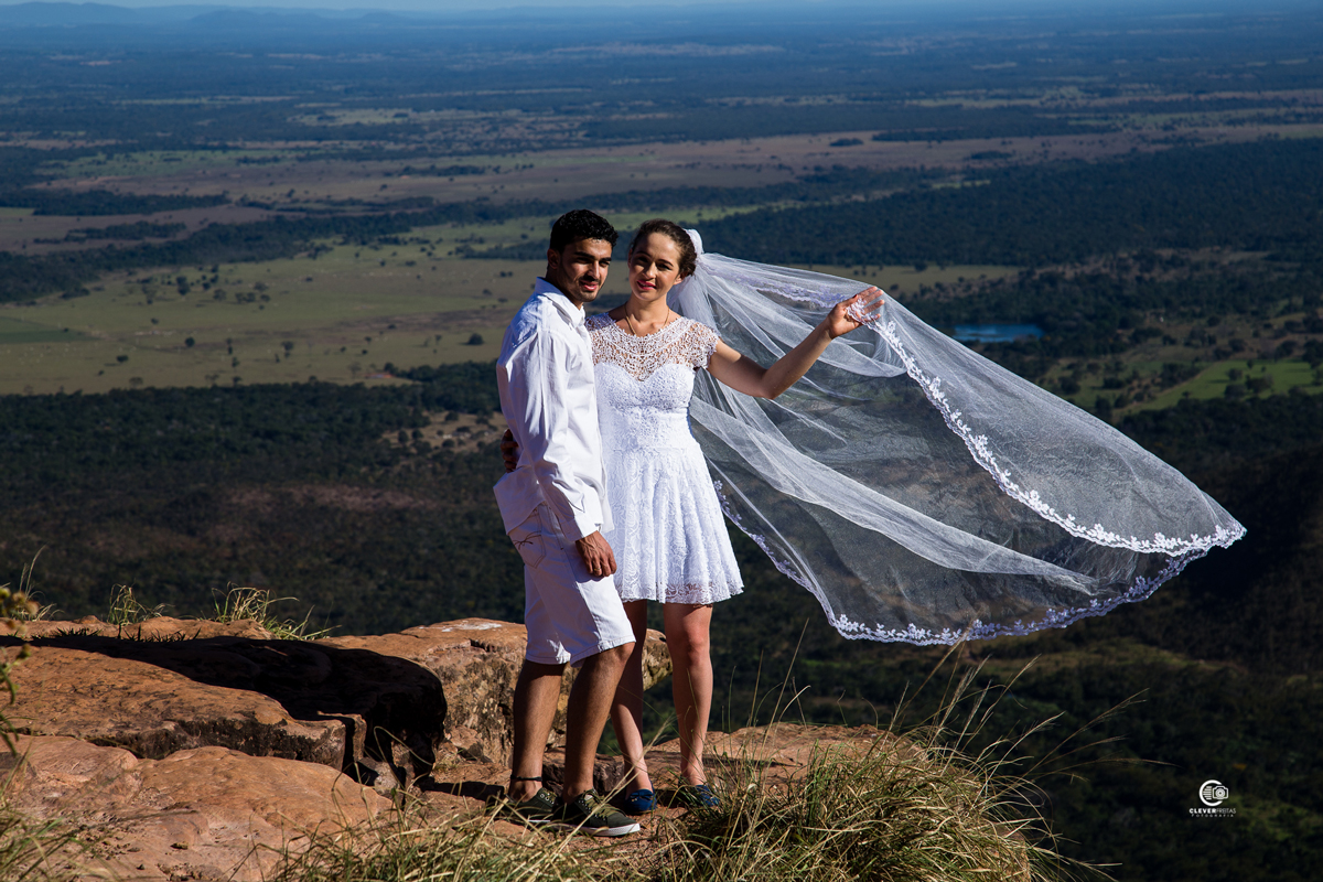 Ensaio fotográfico de Gessica e Vandick Noivo em um penhasco em Chapada dos Guimarães-MT