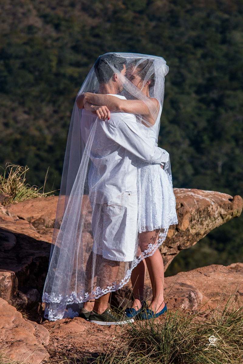 Ensaio fotográfico de Gessica e Vandick Noivo em um penhasco em Chapada dos Guimarães-MT