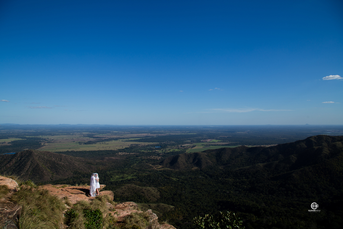 Ensaio fotográfico de Gessica e Vandick Noivo em um penhasco em Chapada dos Guimarães-MT