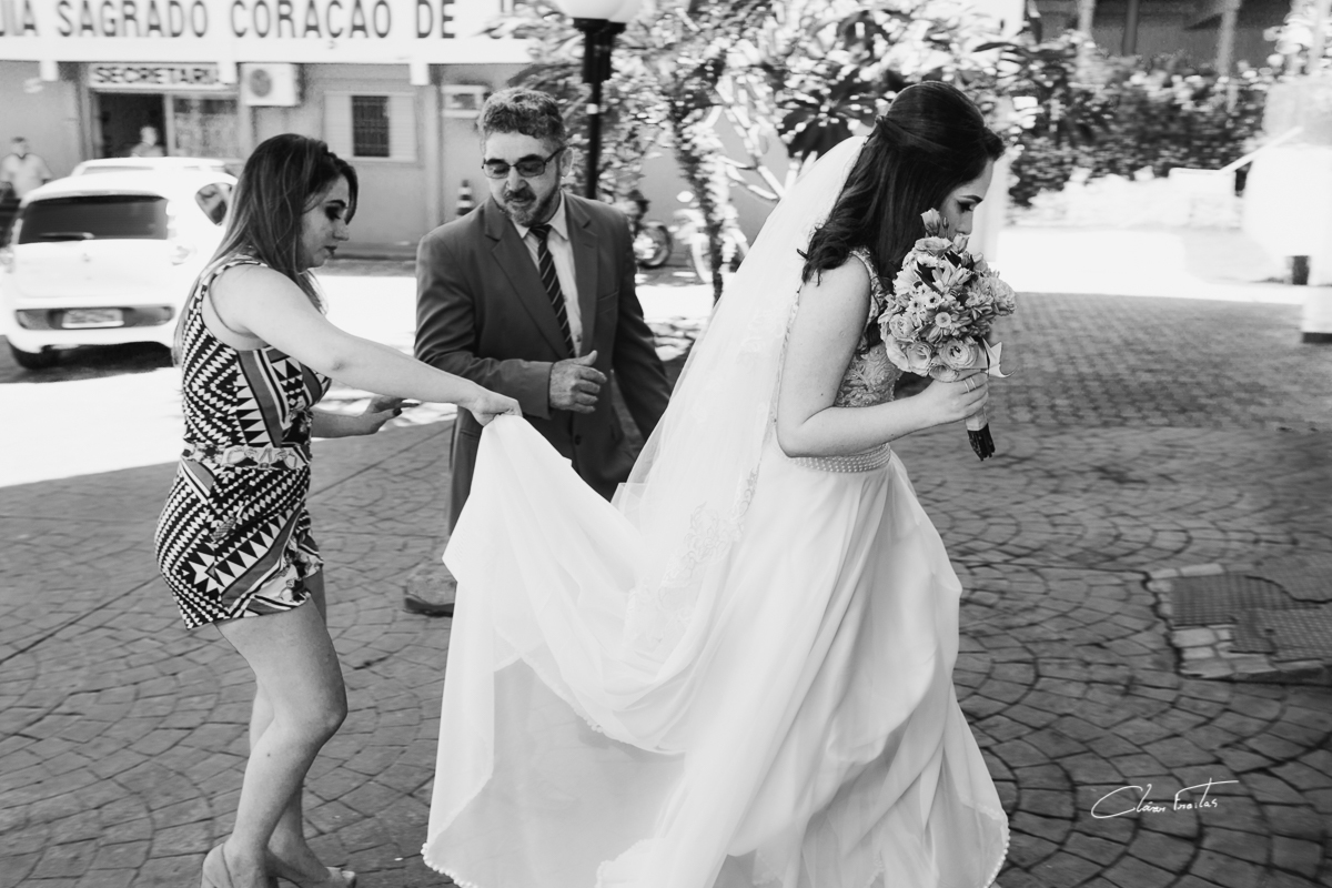 Fotografando noiva na entrada da igreja 