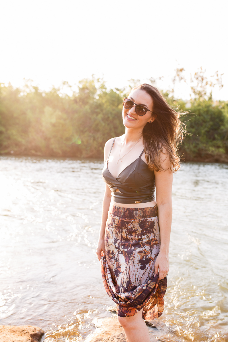 book com óculos escuro 