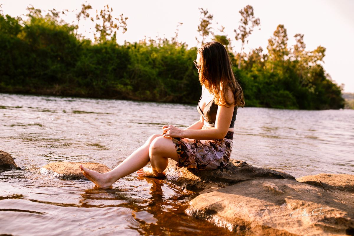 sentada na pedra para as fotos 
