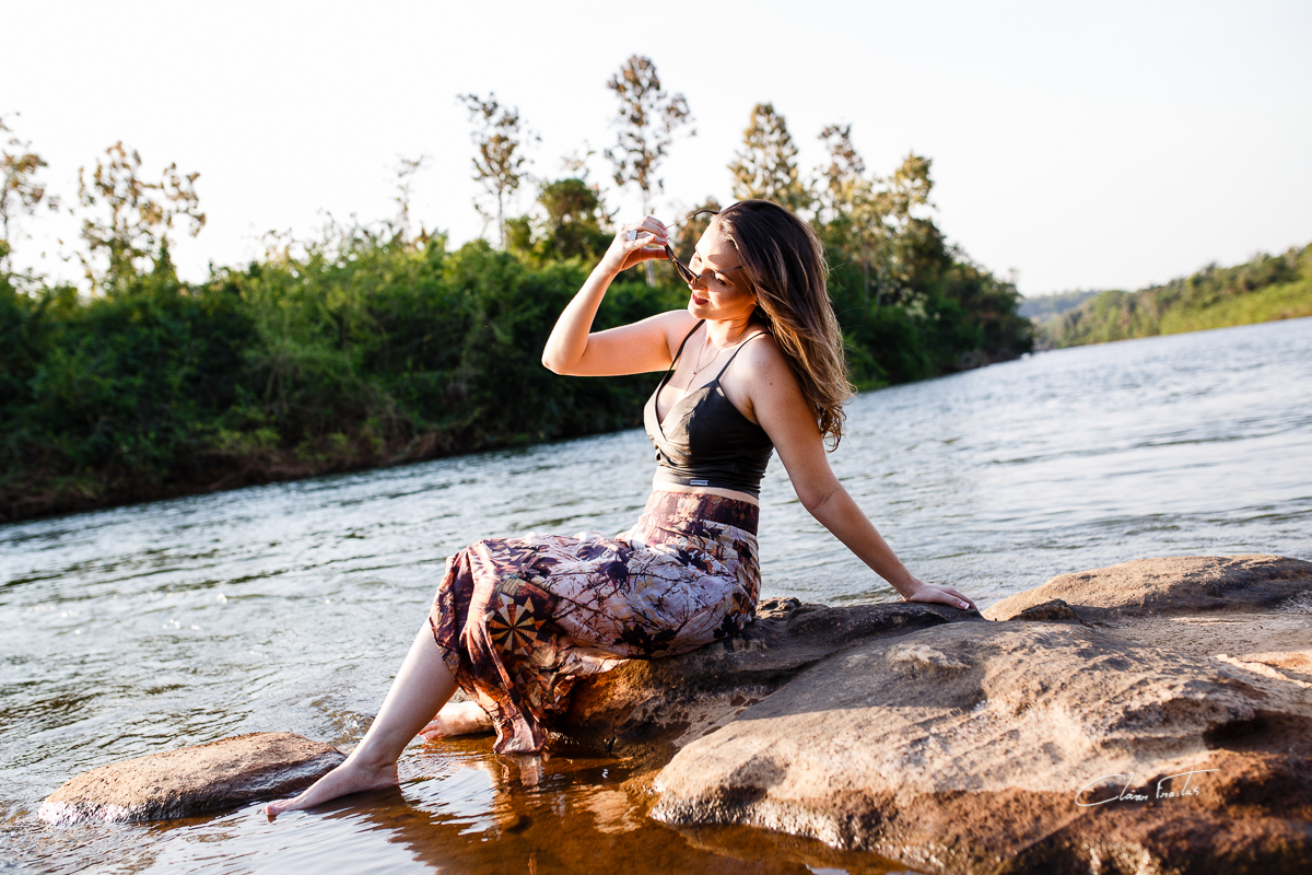 sentada na pedra para as fotos do ensaio 
