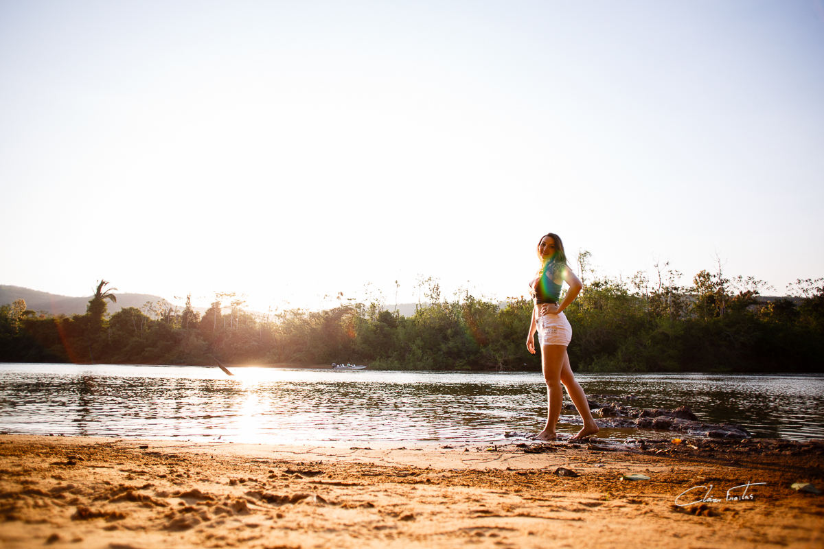 Fotografo Cléver Freitas fotografando um book de ensaio 
