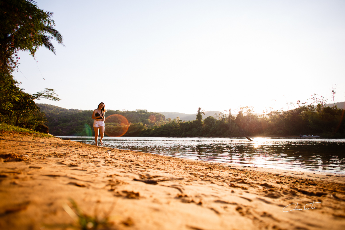 Correndo na beira do rio para as fotos 