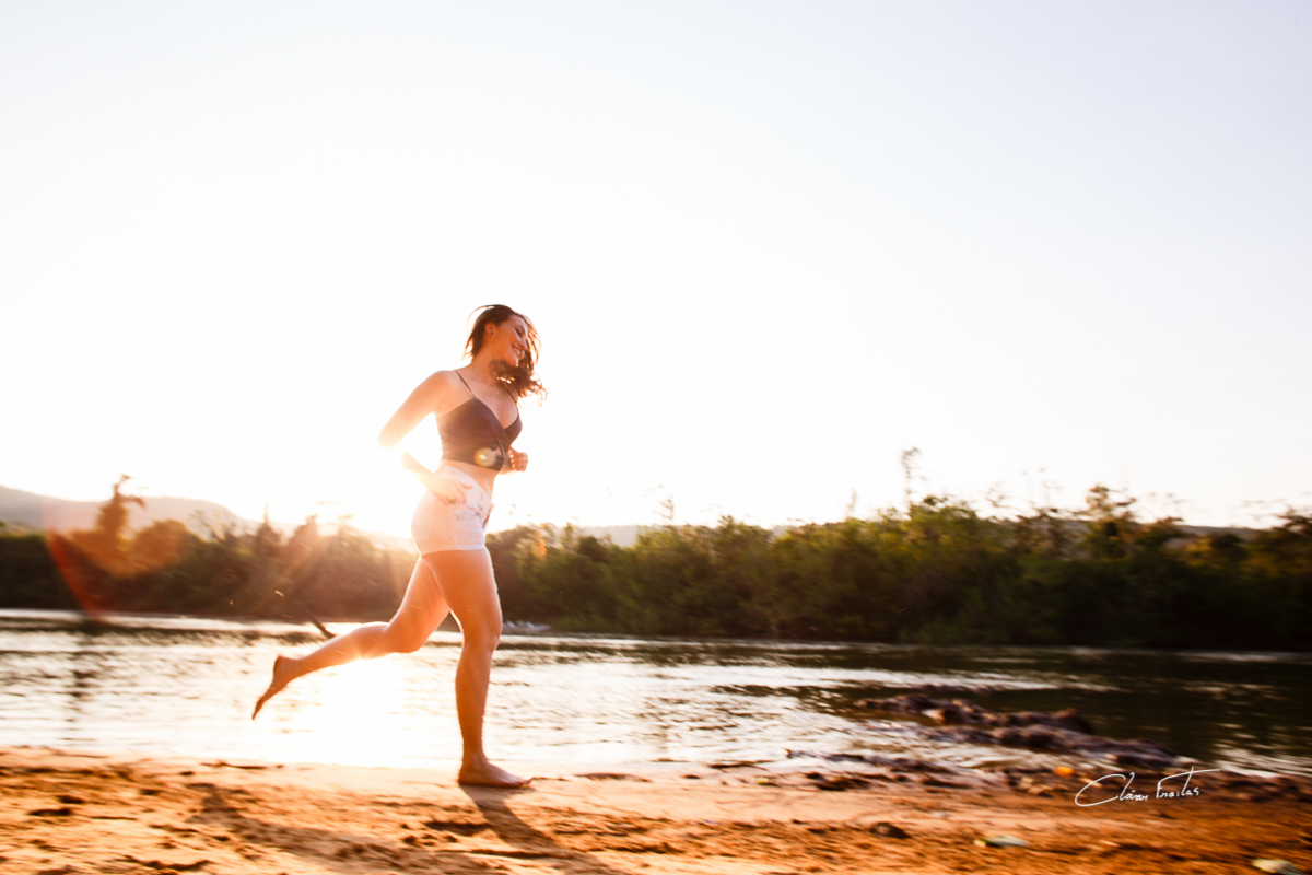 Correndo na beira do rio para as fotos do book e ensaio 