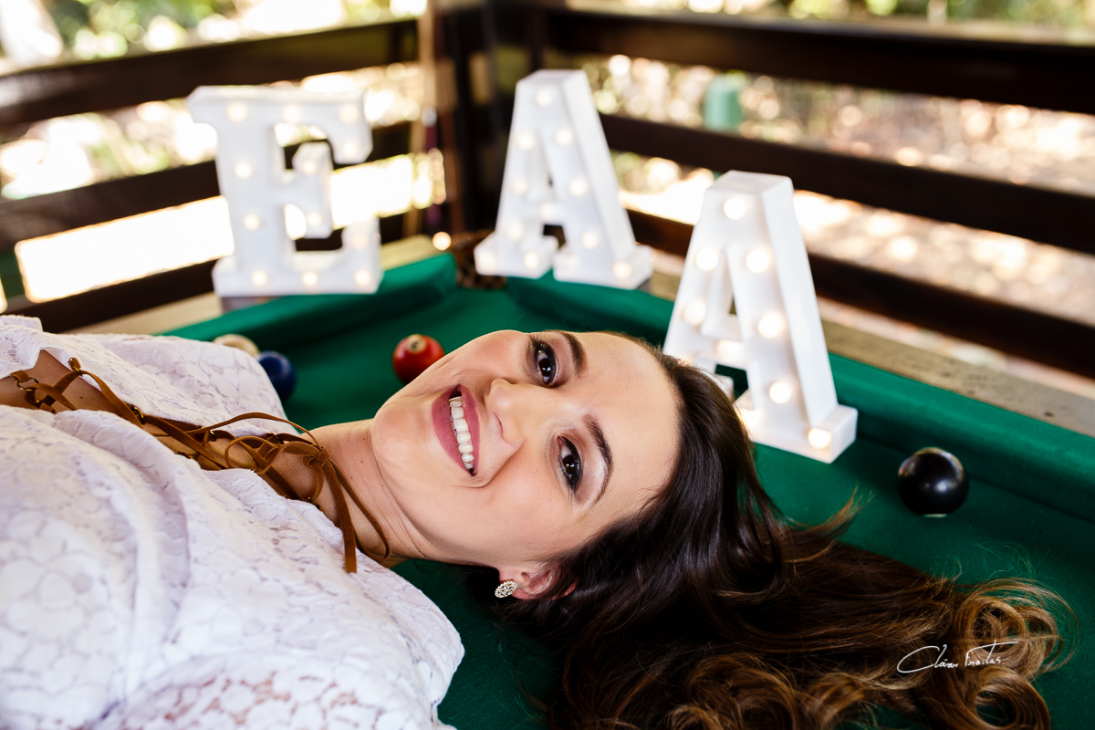 deitada na mesa de bilhar