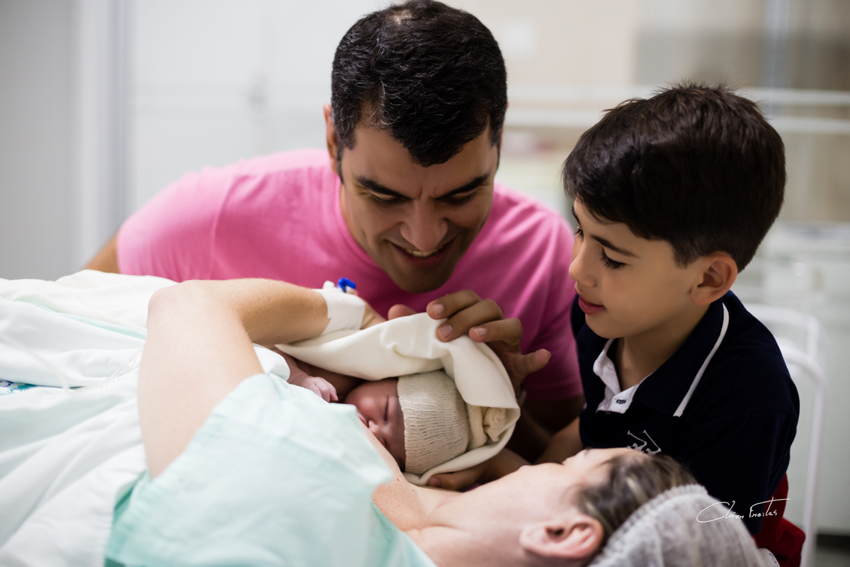 Parto cesariana e comemorando em família Fotografo de familiares e partos em Rondonópolis MT