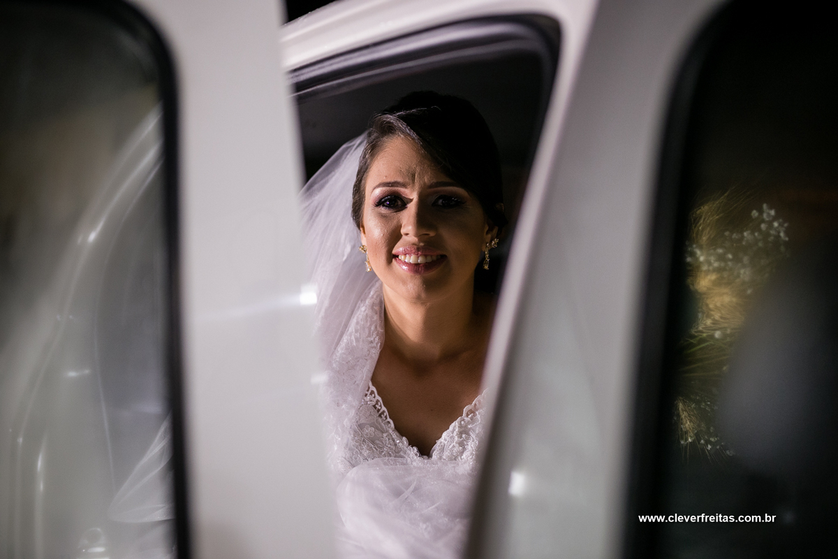 Noiva carro de luxo - Rondonópolis Mato Groso MT Decoração: Eliane Viana Assessoria + cerimonial: Lia Local de eventos: Igreja capela Rosa Mística Fotografia de casamento: Clever Freitas