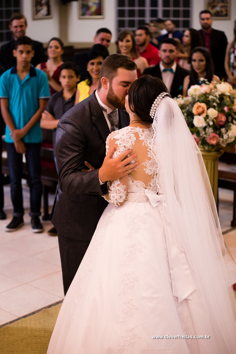 Rondonópolis Mato Groso MT Decoração: Eliane Viana Assessoria + cerimonial: Lia Local de eventos: Igreja capela Rosa Mística Fotografia de casamento: Clever Freitas