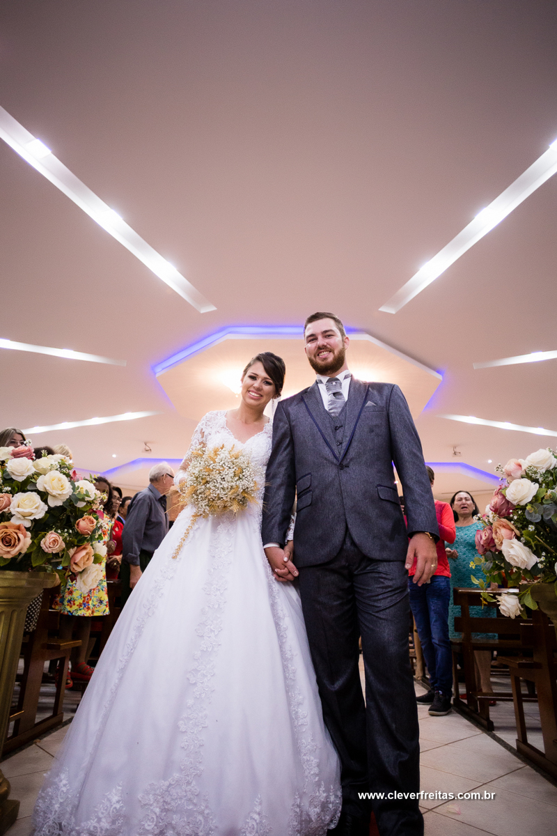 Rondonópolis Mato Groso MT Decoração: Eliane Viana Assessoria + cerimonial: Lia Local de eventos: Igreja capela Rosa Mística Fotografia de casamento: Clever Freitas