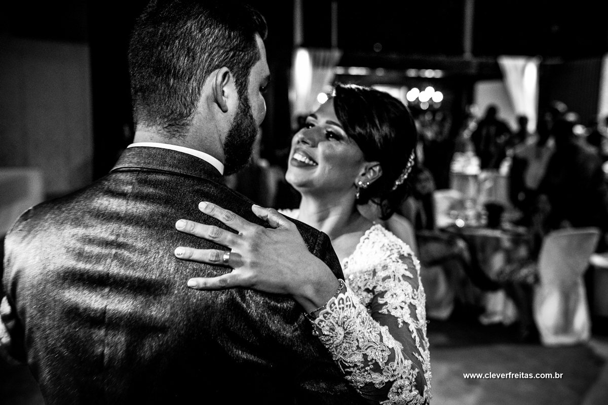 Maquiagem e cabelo Lapidare Barbearia Braz Buffet Valdir Scherer Celebrante Frei leodir Carraro Decoração Eliane Viana Assessoria cerimonial Igreja capela Rosa Mística Som iluminação e DJ Vestido de noiva Sirlei Libanio Comfort Hotel & Suítes