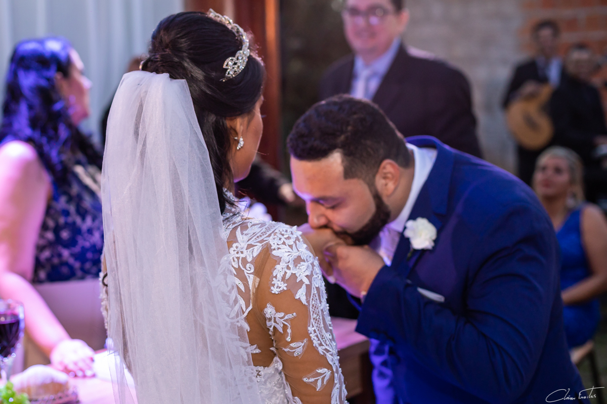 Noivo beijando a mão da noiva
