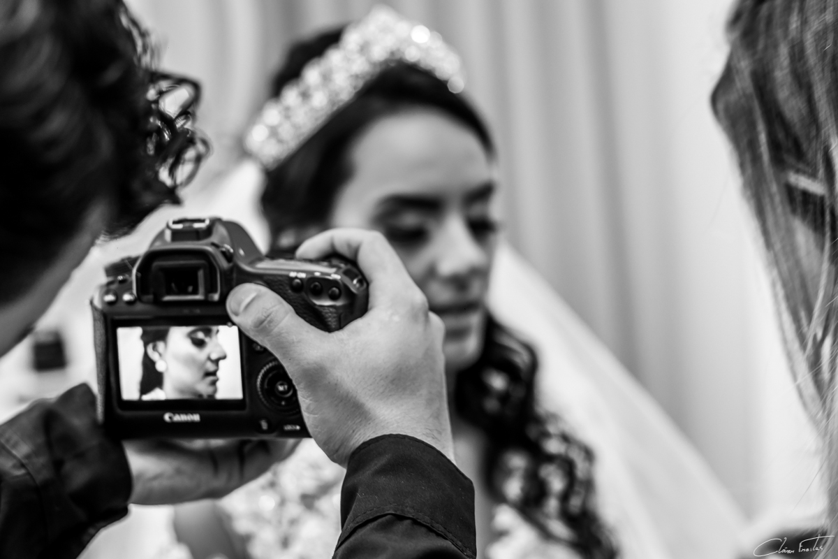 vídeo Maker filmando os últimos detalhes da noiva Juliana