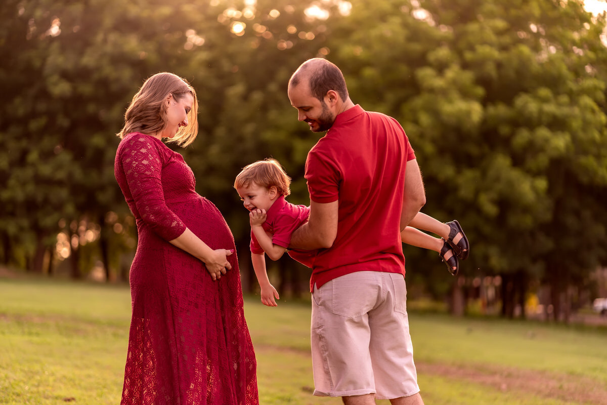 gestante-emanuelle-por-do-sol-espaço-bem-viver-ar-livre-Rondonópolis-mt-fotografia-de-família-gestação-Cléver-Freitas