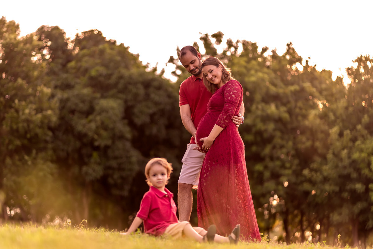 gestante-emanuelle-por-do-sol-espaço-bem-viver-ar-livre-Rondonópolis-mt-fotografia-de-família-gestação-Cléver-Freitas