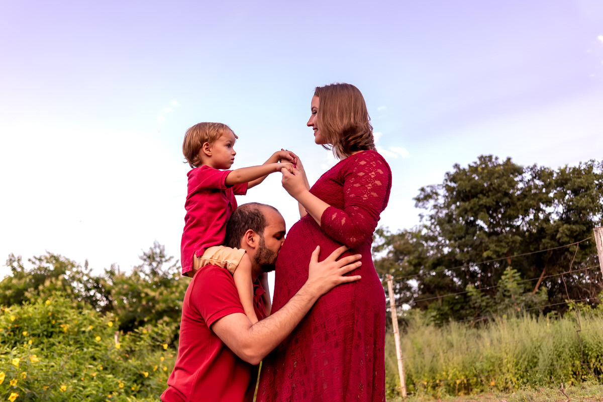 gestante-emanuelle-por-do-sol-espaço-bem-viver-ar-livre-Rondonópolis-mt-fotografia-de-família-gestação-Cléver-Freitas