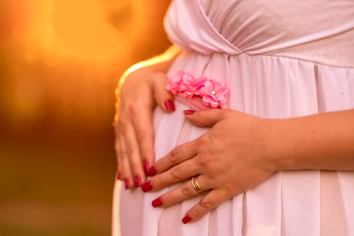 gestante-emanuelle-por-do-sol-espaço-bem-viver-ar-livre-Rondonópolis-mt-fotografia-de-família-gestação-Cléver-Freitas