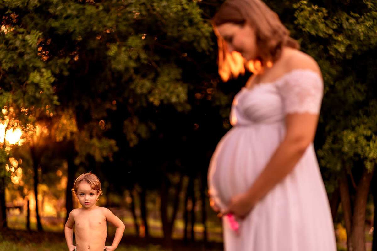 gestante-emanuelle-por-do-sol-espaço-bem-viver-ar-livre-Rondonópolis-mt-fotografia-de-família-gestação-Cléver-Freitas