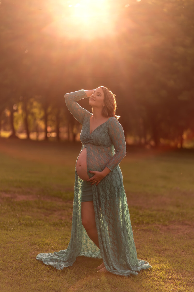 gestante-emanuelle-por-do-sol-espaço-bem-viver-ar-livre-Rondonópolis-mt-fotografia-de-família-gestação-Cléver-Freitas