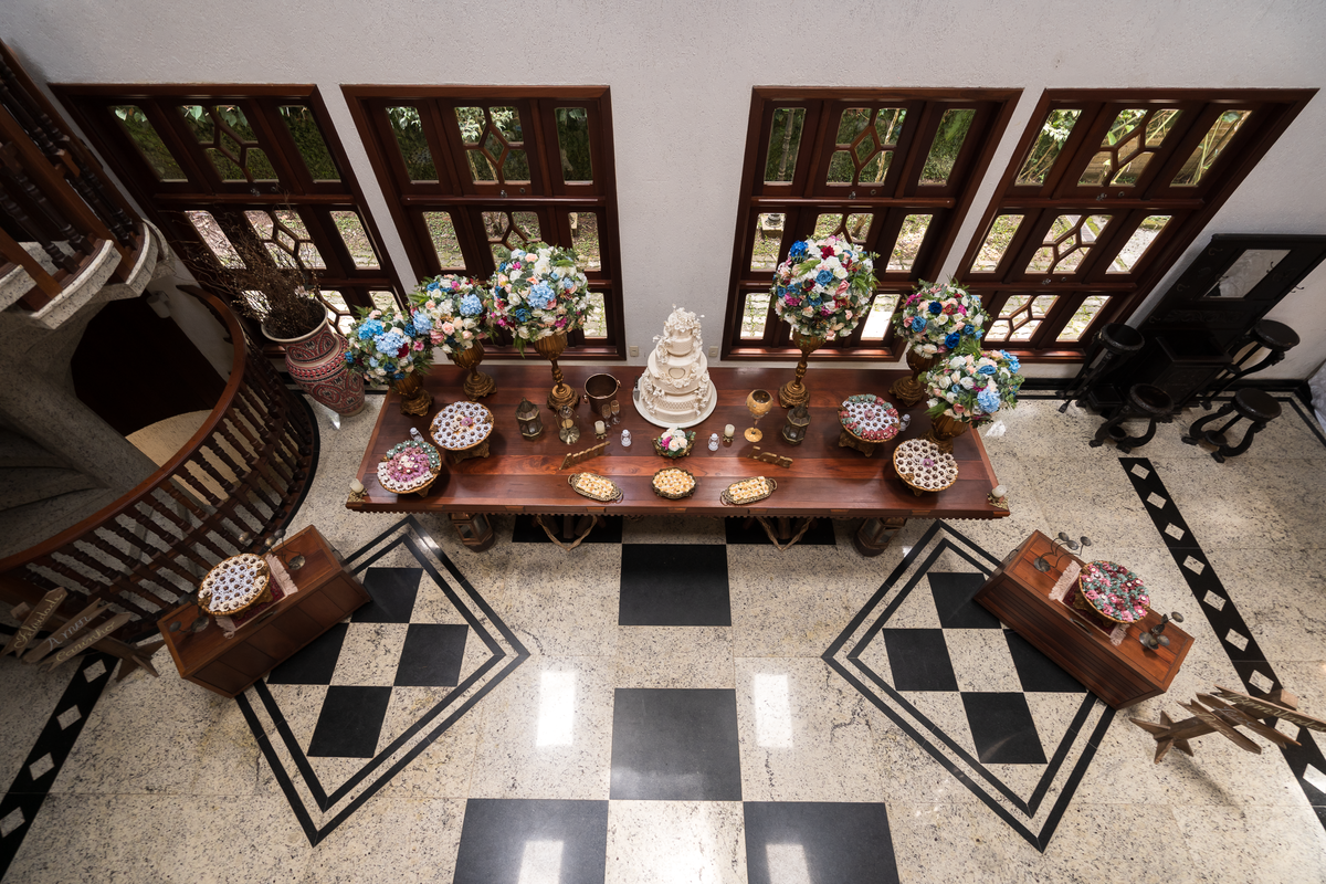 Foto da mesa de doces do casamento. Decoração de casamento. Foto da mesa de doces do casamento sob uma perspectiva aérea.