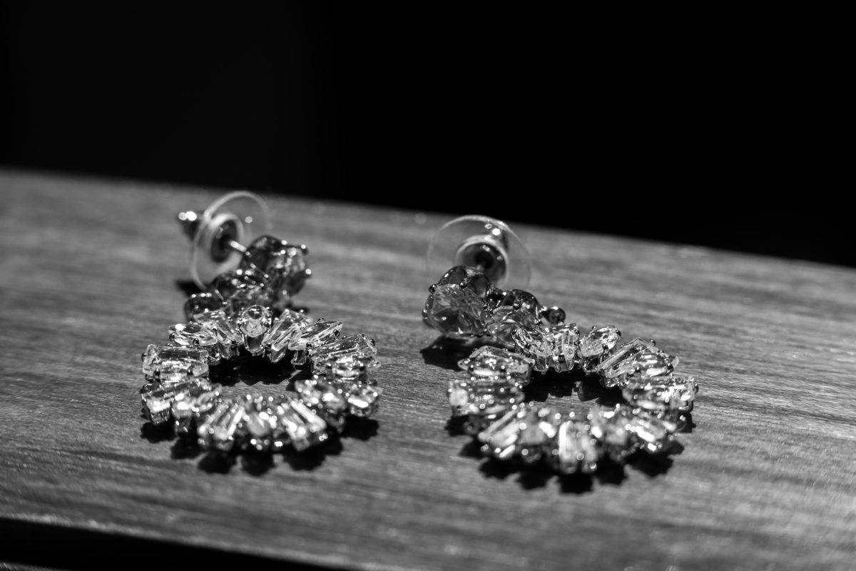 Foto still, brincos da noiva em foco. Close-up.