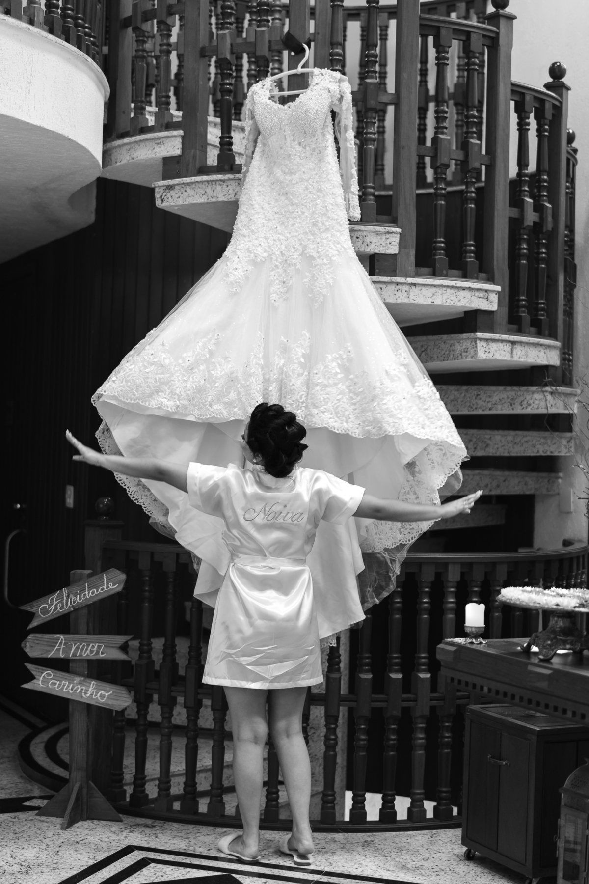 Foto da noiva junto ao vestido. Noiva olhando para o seu vestido de casamento. Vestido de casamento. Vetido de noiva.